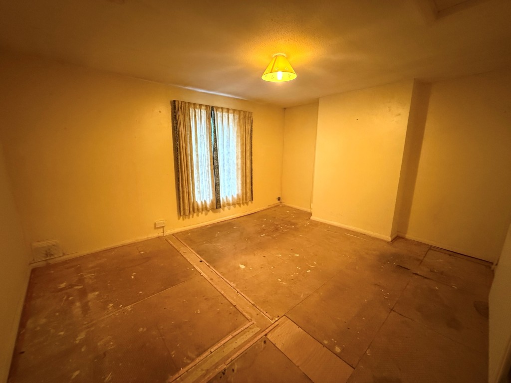 Lot: 175 - HOUSE FOR IMPROVEMENT - Bedroom
